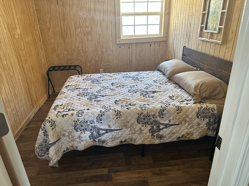 bedroom with 1 queen bed